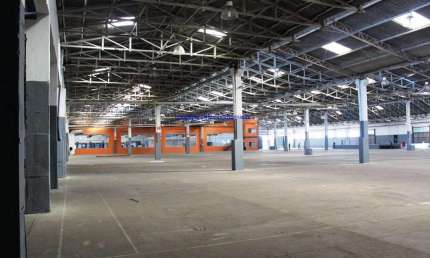 Galpão 22.500m², 20 banheiros além das vagas de garagem e pátio de manobras, para uso industrial/logística; Há a possibilidade de construção de lajes