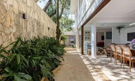 Casa 427,00m², 03 dormitórios (sendo 02 suítes e 01 suíte/ closet), 05 banheiros e 02 vaga na garagem; (Depêndencia de Empregada).