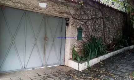Casa 250m², 06 dormitórios (sendo 03 suítes), 05 banheiros e 03 vagas na garagem.   excelente localização entre as ruas joaquim nabuco, bernadino