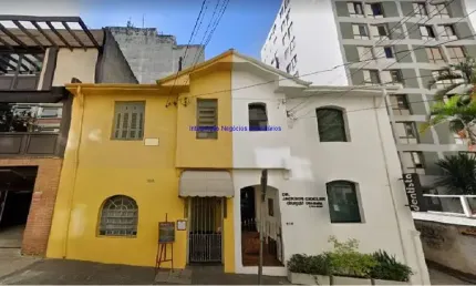 Sobrado 148m², 6 salas, 2 banheiros, cozinha, área de serviço, quintal.  Excelente localização quase esquina com a Rua Pamplona à 2 quadras da Avenida