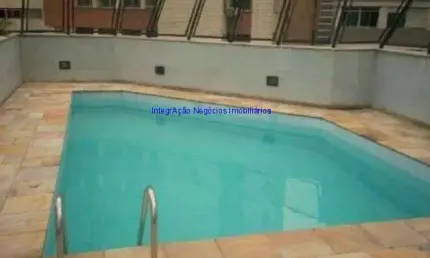 Apartamento 35m², 01 dormitório, 01 banheiro e 01 vaga na garagem. na cozinha um 4x1 sendo armário, fogão, pia e geladeira e mais um armário suspenso