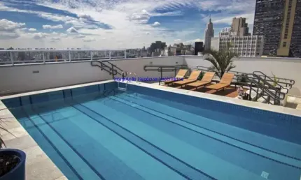 Apartamento Studio MOBILIADO 33m², 01 dormitório, 01 banheiro e 01 vaga na garagem.  Condomínio com portaria, segurança 24hrs, piscina.