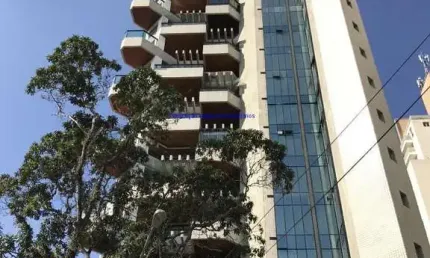 Apartamento 280m², 03 Suítes com closet, 05 banheiros e 04 vagas na garagem.   Condomínio com portaria, segurança 24hrs, salão de festa, quadra polies