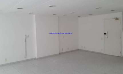 Conjunto Comercial 47m², 01 recepção, mais 03 ambientes e 01 banheiro. Ampla janela de vidro, piso frio, ar condicionado, interfone e lampadas de led.