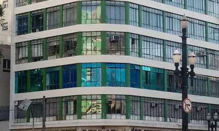 Conjunto Comercial 48m², 01 copa e 01 banheiro.  Condomínio com Recepção e Segurança.  Excelente localização, á 8 minutos andando para a Estação