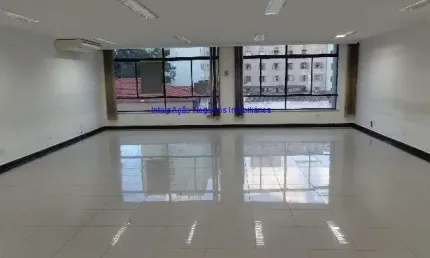 Sala Comercial 180m²,  03 banheiros. Excelente localização,  a três quadras da estação de Metrô República - Linha Vermelha/Amarela.