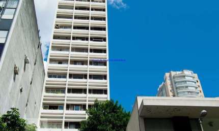 Prédio de 15 andares, um apartamento por andar, com construção sólida dos anos 60/70. Possui recuo de 100m da rua, com jardim e árvores