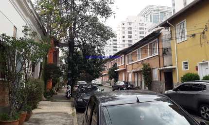 Imóvel com 120m² total, Com 04 Salas, 02 Banheiros e Excelente jardim nos fundos.   Em uma vila no bairro do Higienópolis