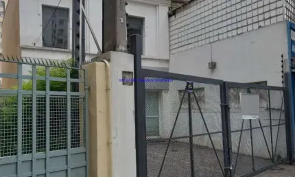 Casa comercial  218m², 03 salas, 02 banheiros e 02 vagas na garagem.  excelente localização.