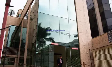 Prédio Comercial 1.400m²; Possui 4 pavimentos, 2 subsolos, 08 banheiros e 20 vagas na garagem.  Excelente localização
