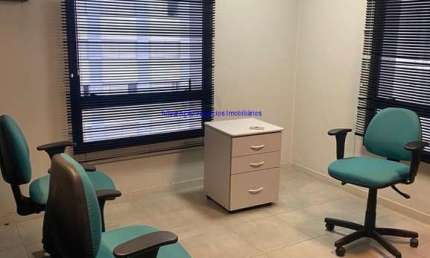 Conjunto Comercial 37m², 01 banheiro e 01 vaga na garagem; Imóvel com Persianas e Ar condicionado.  Condomínio com Recepção e Segurança.