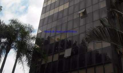 Conjunto Comercial 56m², 01 copa, 02 banheiros e 02 vagas na garagem.  Condomínio com Recepção e Segurança.  Excelente localização