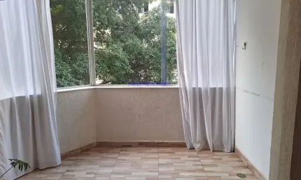 Apartamento 66m², 01 dormitório, 02 banheiros e 01 área de serviço com tanque.   Excelente localização, à 9 minutos caminhando da Estação do Metrô