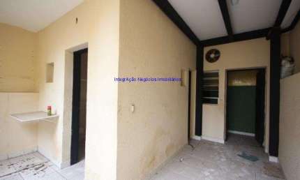 Sobrado 150m²,  3 andares: Térreo (nível da rua) com 3 salas grandes, Superior com 3 salas e 1 banheiro, Inferior (abaixo do nível da rua).