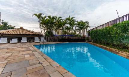 Condomínio com portaria, segurança 24hrs, piscina, churrasqueira, academia e salão de festa.  Excelente localização entre as Ruas Aimberê,