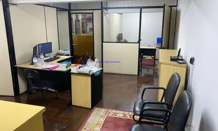 Conjunto Comercial 85m²e 01 banheiro.  Condomínio com recepção e segurança.  Excelente localização, á 2 minutos andando para a Estação do Metrô Japão;