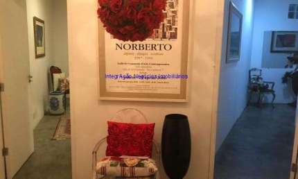 Apartamento 234m², 04 dormitórios, 07 banheiros e sem vaga na garagem. Excelente localização, próximo a estação de Metrô Anhangabaú e República.