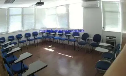 Conjunto Comercial 300m², 06 Salas, 01 copa, 05 banheiros, 03 vagas na garagem.