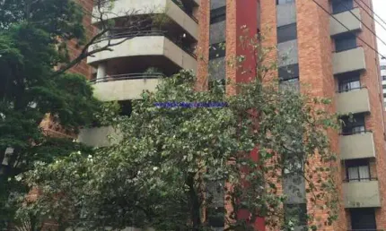 Condomínio com portaria, segurança 24hrs, piscina, piscina infantil, salão de festa, sauna, academia e quadra poliesportiva.  Excelente localização