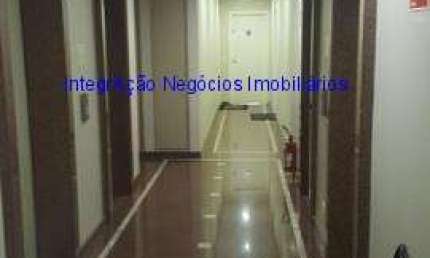 Conjunto comercial 33m², 03 salas, 01 copa, 01 banheiro e 01 vaga na garagem.   Condomínio com recepção.   Excelente localização.