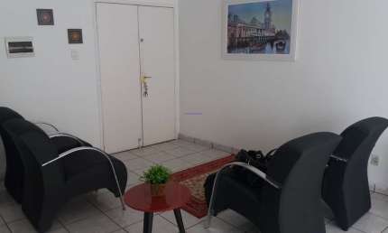 Conjunto Comercial MOBILIADO 68m² e 01 banheiro.  Condomínio com recepção e segurança.  Excelente localização