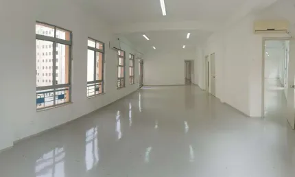 Conjunto comercial 260m², 02 banheiros. vão livre, possível de divisões, salas de reunião.   condomínio com recepção e segurança 24hrs.