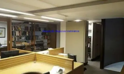 Escritório 139m², 04 banheiros, 03 vagas na garagem. Localização privilegiada. Estamos à disposição para melhor atendê-lo, ligue sem compromisso.