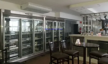 Loja 400m², 03 banheiros sendo 01 unissex para usuários com dificuldade de locomoção, 01 para funcionários e 01 vestiário para funcionários.