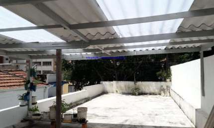 Casa  com 170m², 4 dormitórios, 4 banheiros e 2 vagas na garagem.   No piso térreo,  a garagem com espaço de aproximadamente 60 mq, '