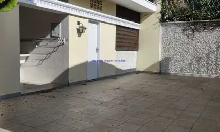 Casa 251m², 02 dormitórios 01 sendo suíte, 01 lavabo, sala para dois ambientes, sala de jantar, cozinha, copa. Área de serviço tem uma edícula