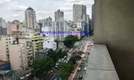 Apartamento 134m², 02 dormitórios, 02 banheiros, sem vaga na garagem. Imóvel amplo, ensolarado, planta antiga quadrada, com pé direito alto,
