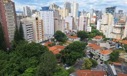Condomínio com lavanderia, segurança e portaria 24h.  Excelente localização entre as Ruas Frei Caneca e Avanhandava; Proximos das estações de metrô