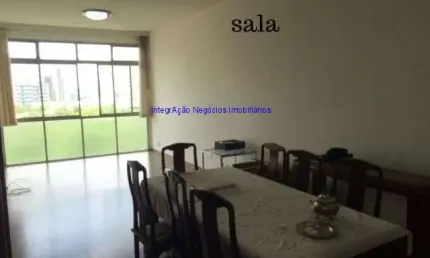 Apartamento 130m²,  são três quartos grandes, dentre eles uma suíte, todos com armários embutidos, na sala há uma estante embutida.