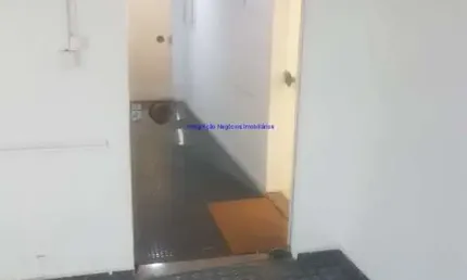 Conjunto comercial 300m², 10 salas,  duas entradas (serviço e principal), 03 banheiros e 01 vaga de garagem.   portaria 24h com funcionamento