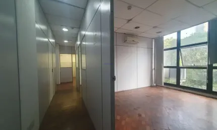 Conjunto comercial mobiliado 273m², 09 salas e 02 banheiros; possui 10 aparelhos de ar-condicionado, 35 mesas de telemarketing,  3 mesas grandes