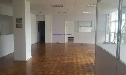 Conjunto comercial 212m², 05 banheiros, com grande quantidade de divisórias perfazendo nove salas, 35 mesas de telemarketing; três mesas grandes