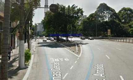 Loja 637m², 9 banheiros, subsolo, térril, é possível fazer divisões e locar individualmente. Ótima localização próximo a rua Minas gerais.