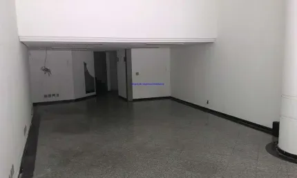 Condomínio com portaria e segurança.  excelente localização á 3 minutos andando para a estação do metrô república; próximo a avenida ipiranga