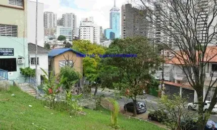 Sobrado 210m², 4 quartos, 2 banheiros, ótimo para escritórios, coworking ou empresas que necessitam de muito espaço.