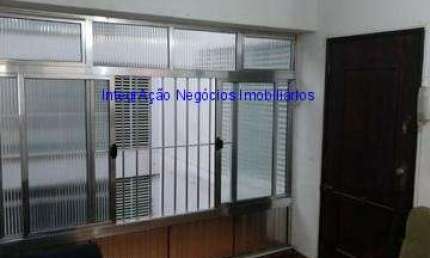 Apartamento, 51m²,  2 dormitórios, 1 banheiro, sem vaga de garagem. Possui armários no quarto e cozinha.  Condomínio com portaria 24hrs.
