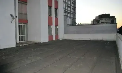 Condomínio com portaria e segurança.  Excelente localização à 11 minutos andando da Estação do Metrô Marechal Deodoro; entre as Ruas Lopes de Oliveira
