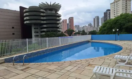 Apartamento 110m², 02 dormitórios (sendo 01 suíte), 02 banheiros e 01 vaga na garagem.