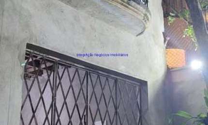 Casa  Sobrado 130m², 03 Quartos (01 suíte), 02 Salas, 03 Banheiros e 03 Vagas.   Excelente localização à 5 minutos andando da Estação do Metrô