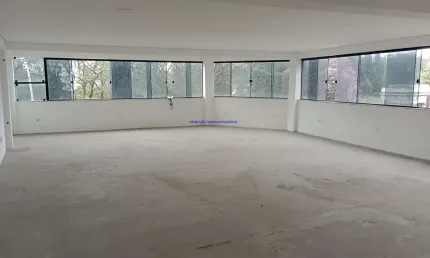 Sobreloja 130m² e 02 banheiros.  Excelente localização, á 6 minutos andando para a estação do metrô Paulista e à 8 minutos andando para a estação