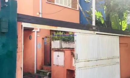 Sobrado 177m², 04 dormitórios (sendo 01 suíte), 03 banheiros e 02 vagas na garagem.  Excelente localização entre as Ruas Dona Helena de Salles Gusmão,