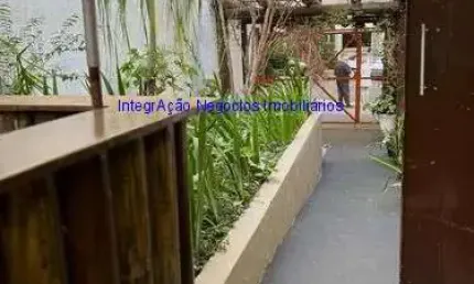 Sobreloja 290m² e 02 banheiros.  Excelente localização á 9 minutos andando para a estação do metrô Paraiso; Entre as Ruas Abílio Soares, Carlos