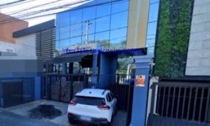 Conjunto comercial 250m², 09 salas, 02 banheiros e 02 vagas de garagem.  Condomínio com recepção e segurança.  Excelente localização