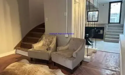 Casa 133m², 03 dormitórios (sendo suítes), 04 banheiros, 01 escritório e piscina.  Excelente localização á 9 minutos andando para a estação do metrô