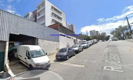 Galpão 500m², 01 banheiro e 20 vagas de garagem.  Ótima localização entre as Ruas Cristóvão Perira, Gutemberg e Avenida Jornalista Roberto Marinho.  T