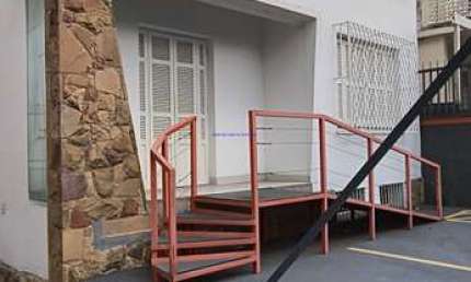 Casa / Imóvel Comercial 212m², sendo 300m² de área total, com 10 salas, 4 banheiros e 8 vagas de garagem.